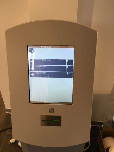  Sistema eliminacode totem multimediale con display touchscreen